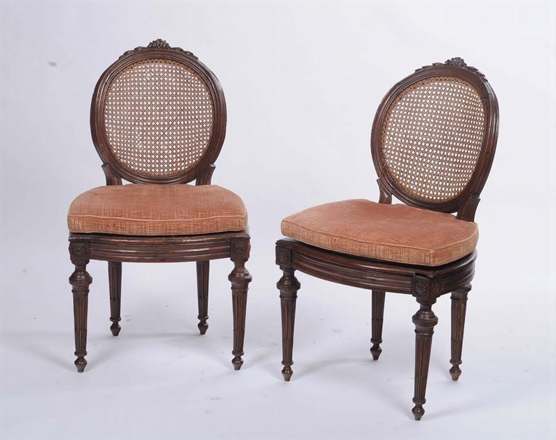 Coppia di sedie Luigi XVI in noce, inizio XIX secolo  - Asta Eredità Emilio Bruzzone - I - Cambi Casa d'Aste