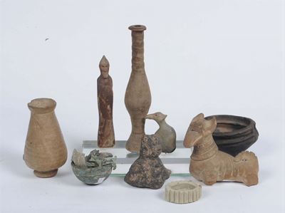 Lotto di Sculture in Terracotta, Oggetti in Metallo e Altri Materiali
