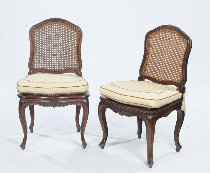 Coppia di sedie in stile Luigi XV in noce, XIX secolo  - Asta Eredità Emilio Bruzzone - I - Cambi Casa d'Aste
