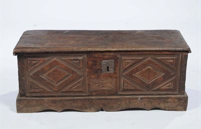 Cassapanca in Noce con Fronte Intagliato e Piedi a Ciabatta, XVII Secolo