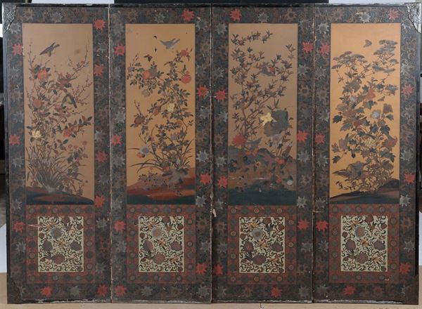 Quattro pannelli in carta dipinta raffiguranti motivi floreali ed uccelli