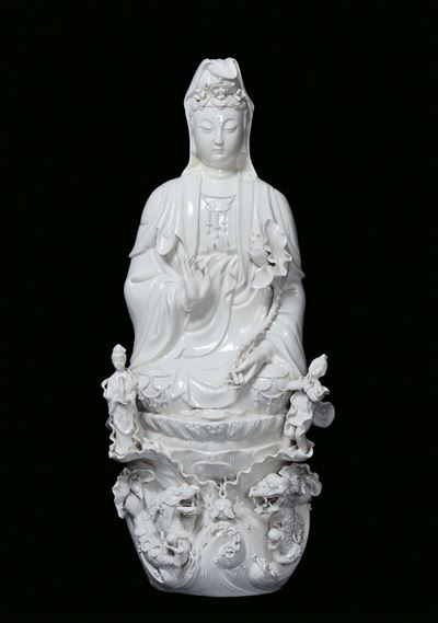 Grande Guanyin in Porcellana Blanc De Chine Seduta su Nuvola con Dragoni, Cina, Dinastia Qing, In...