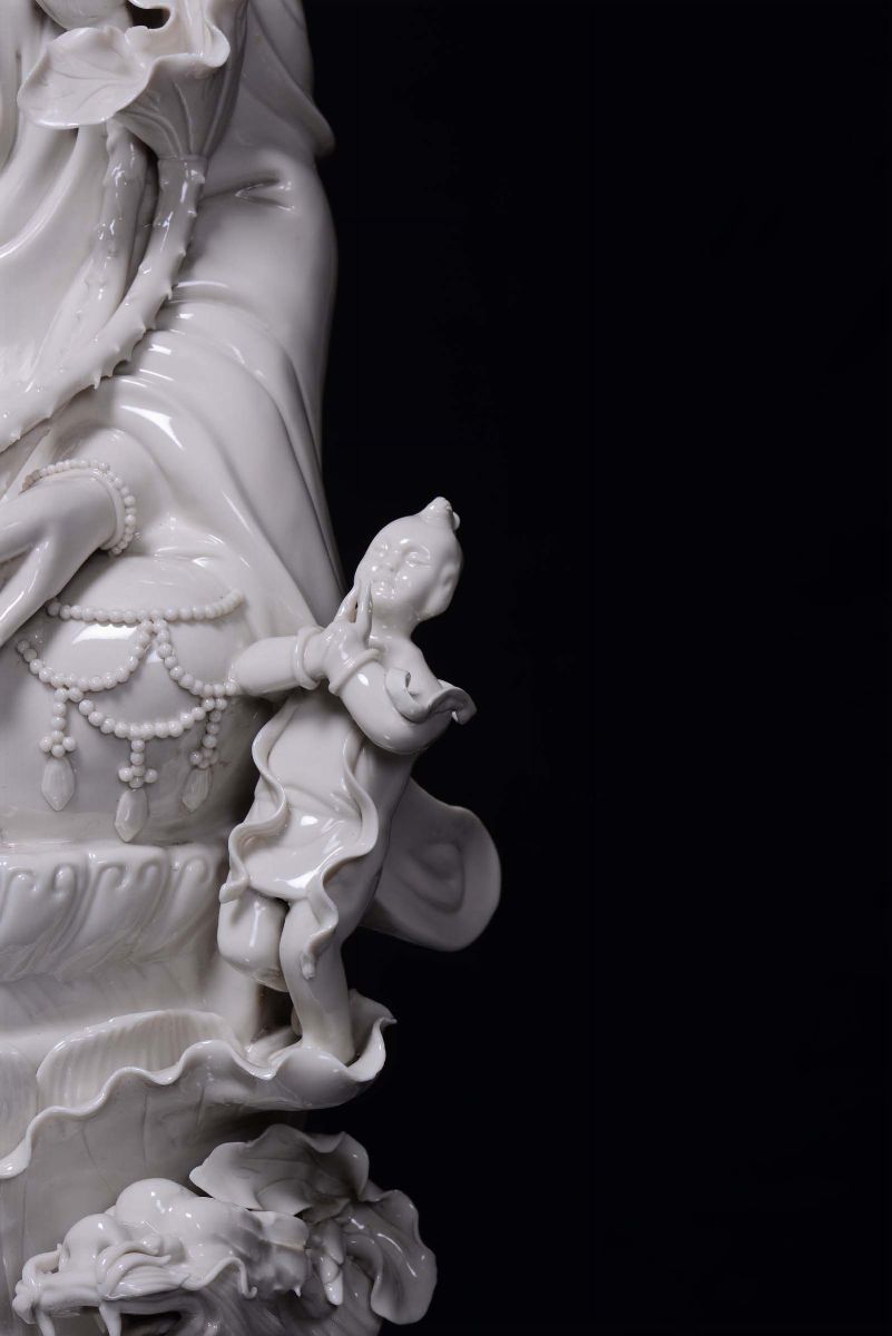 Grande Guanyin in Porcellana Blanc De Chine Seduta su Nuvola con Dragoni, Cina, Dinastia Qing, In...