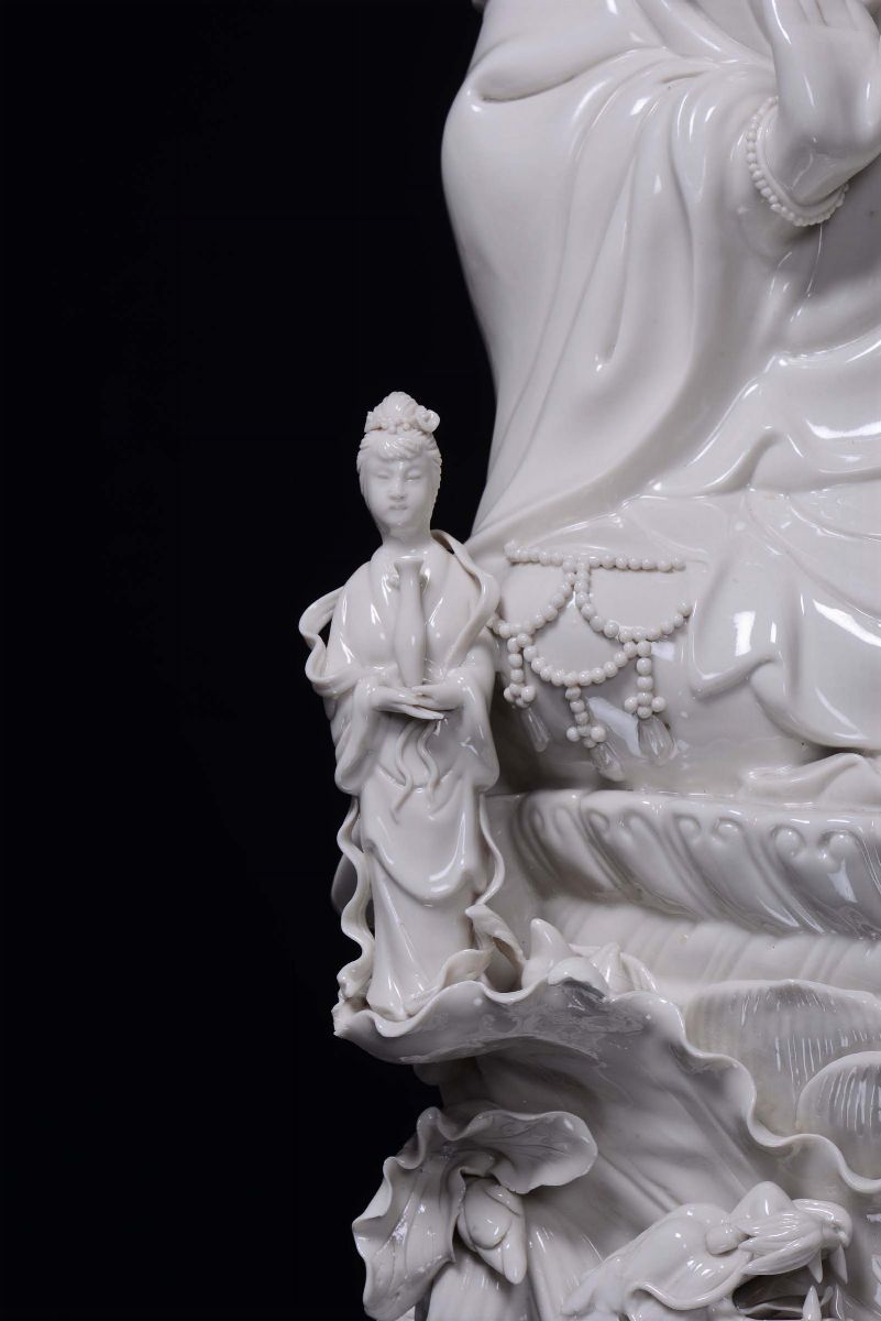 Grande Guanyin in Porcellana Blanc De Chine Seduta su Nuvola con Dragoni, Cina, Dinastia Qing, In...