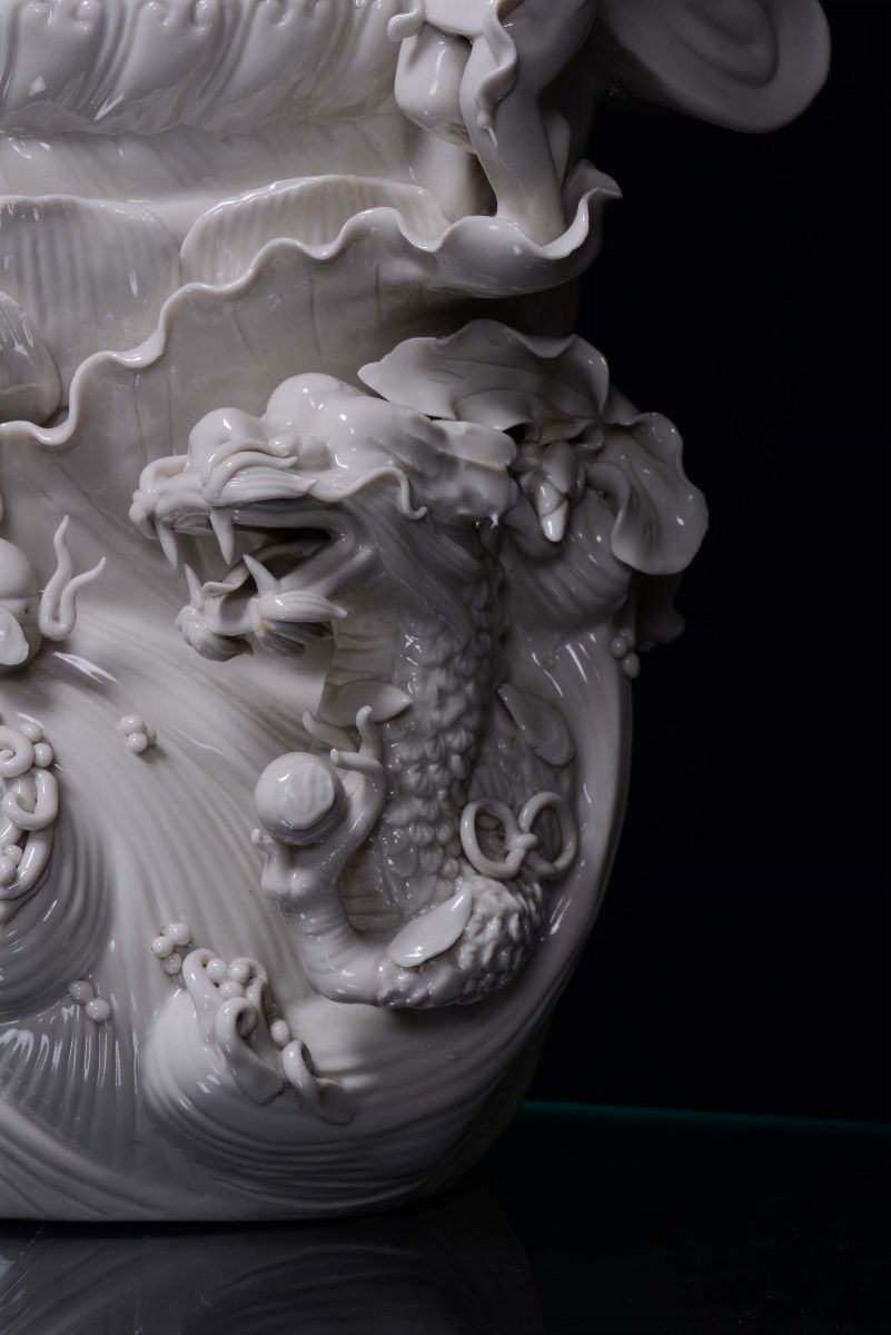 Grande Guanyin in Porcellana Blanc De Chine Seduta su Nuvola con Dragoni, Cina, Dinastia Qing, In...