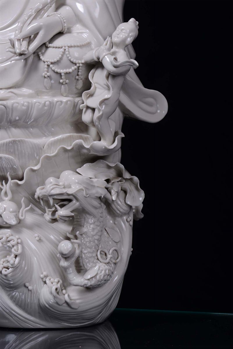 Grande Guanyin in Porcellana Blanc De Chine Seduta su Nuvola con Dragoni, Cina, Dinastia Qing, In...