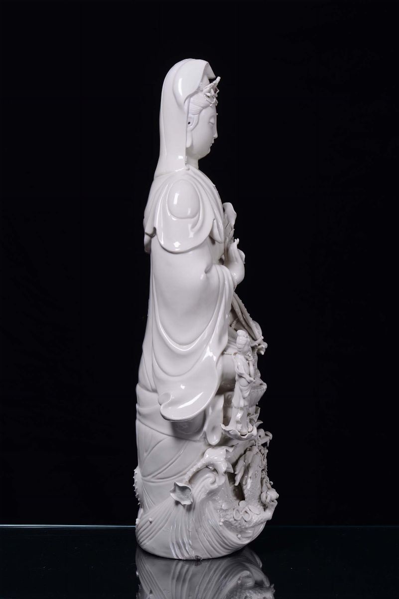 Grande Guanyin in Porcellana Blanc De Chine Seduta su Nuvola con Dragoni, Cina, Dinastia Qing, In...