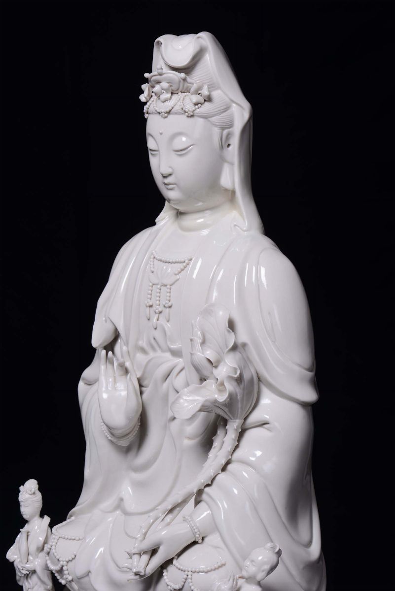 Grande Guanyin in Porcellana Blanc De Chine Seduta su Nuvola con Dragoni, Cina, Dinastia Qing, In...