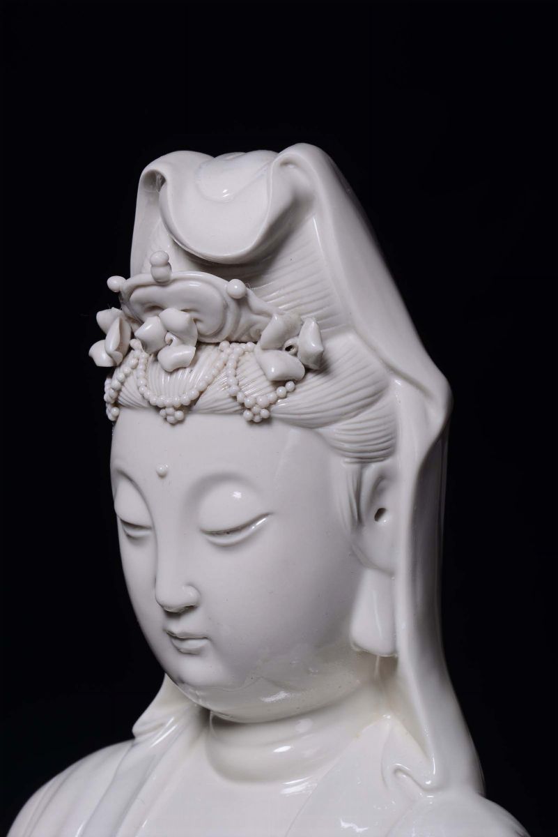 Grande Guanyin in Porcellana Blanc De Chine Seduta su Nuvola con Dragoni, Cina, Dinastia Qing, In...