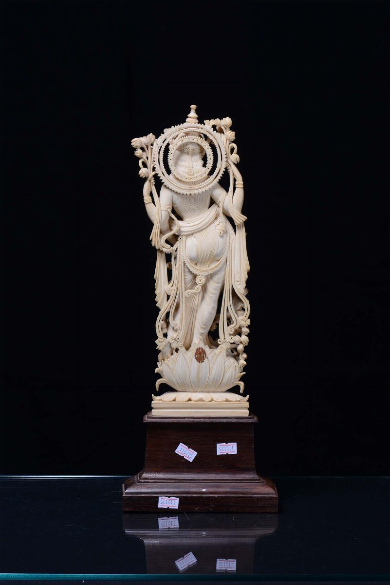 Scultura in Avorio Raffigurante Divinità Danzante su Fiore di Loto, India, Inizio XX Secolo