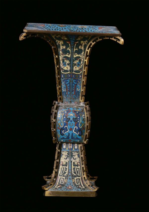 Vaso a tromba cloisonnè a fondo azzurro, Cina, Dinastia Ming, XVII secolo