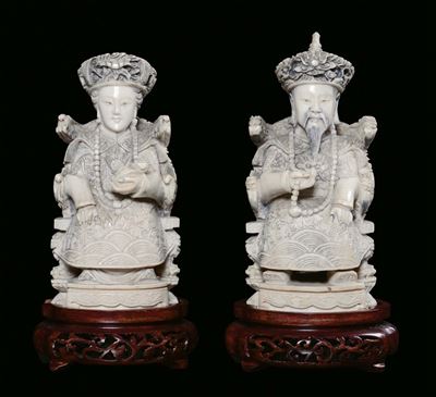 Coppia di Sculture in Avorio Raffiguranti Regnanti, Cina XIX-XX Secolo