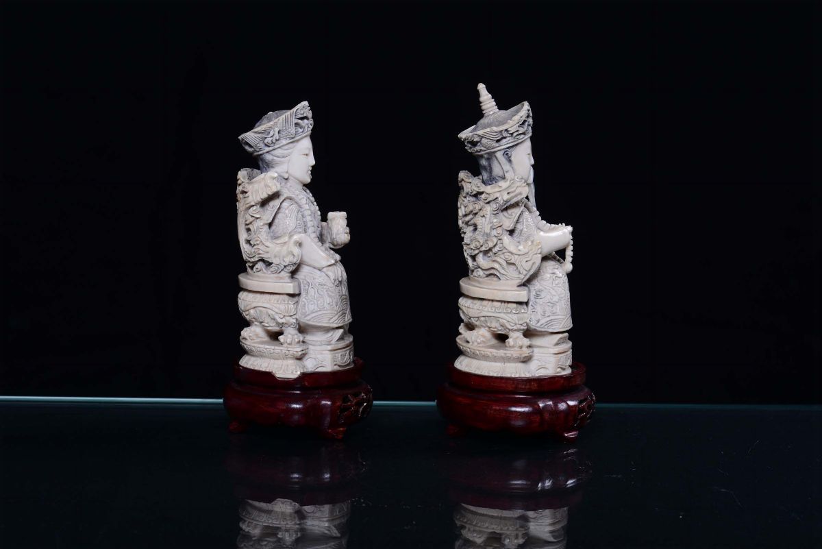 Coppia di Sculture in Avorio Raffiguranti Regnanti, Cina XIX-XX Secolo