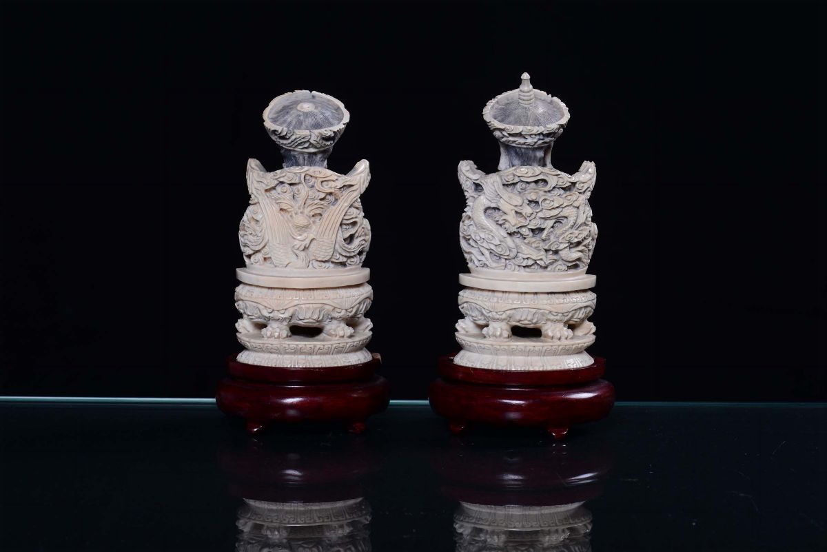Coppia di Sculture in Avorio Raffiguranti Regnanti, Cina XIX-XX Secolo