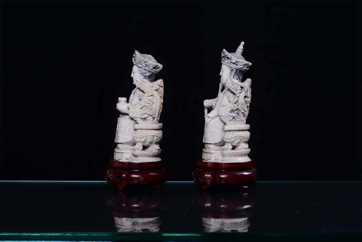 Coppia di Sculture in Avorio Raffiguranti Regnanti, Cina XIX-XX Secolo