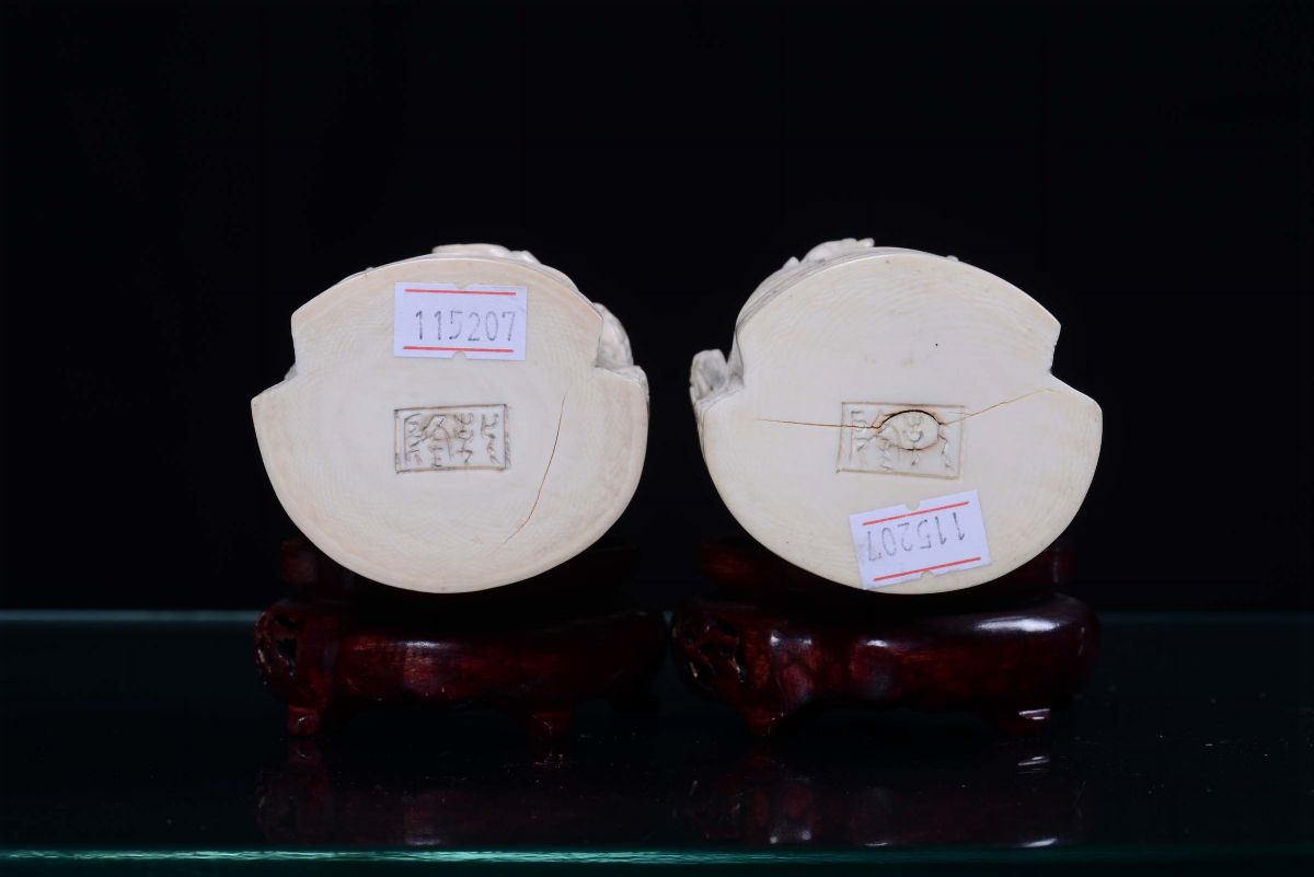 Coppia di Sculture in Avorio Raffiguranti Regnanti, Cina XIX-XX Secolo