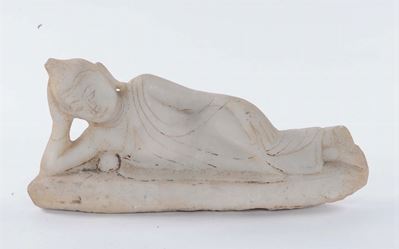 Scultura in Marmo Bianco Raffigurante Buddha Sdraiato, Thailandia XIX Secolo