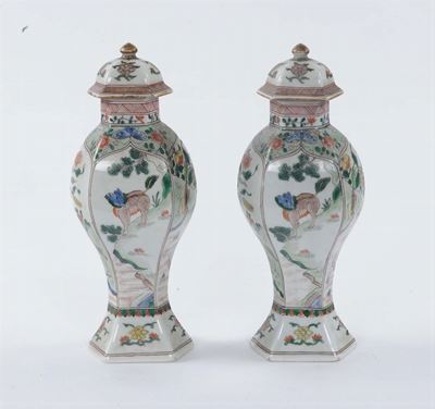 Coppia di Vasetti in Porcellana Policroma con Coperchio, Cina, XIX Secolo