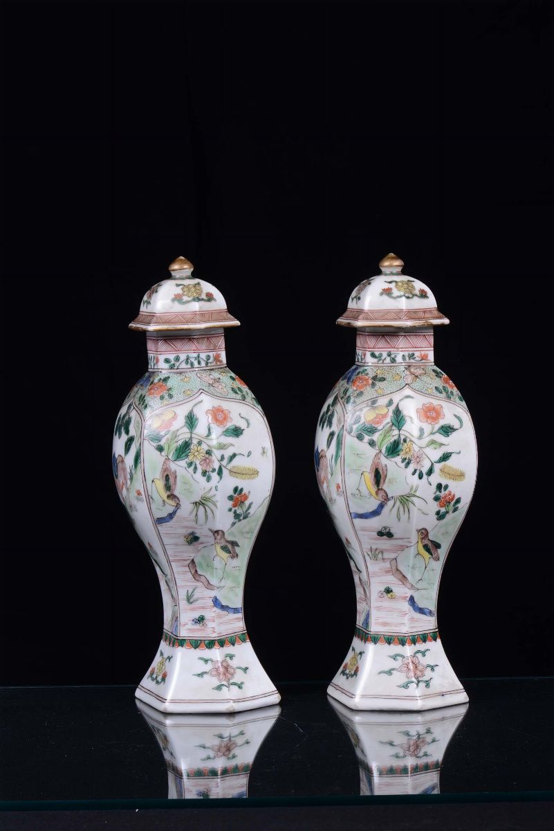 Coppia di Vasetti in Porcellana Policroma con Coperchio, Cina, XIX Secolo