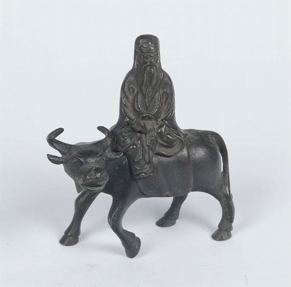 Scultura in bronzo raffigurante anziano su toro