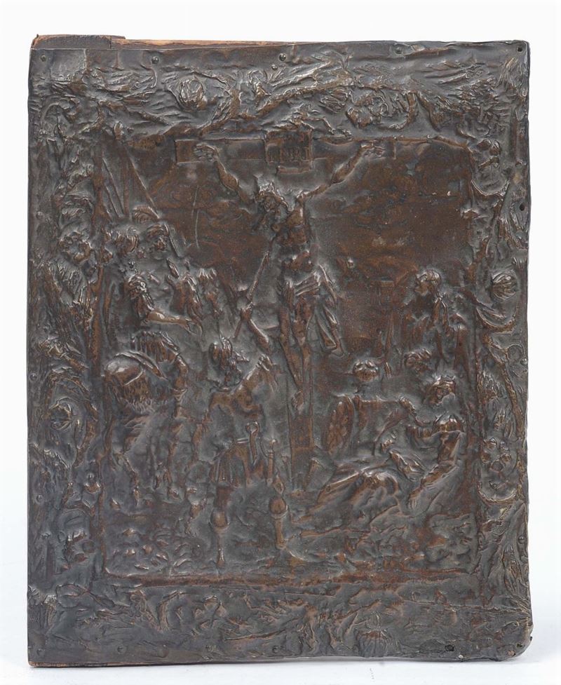Bassorilievo in rame sbalzato con crocifissione, XIX secolo  - Asta Antiquariato e Dipinti Antichi - II - Cambi Casa d'Aste