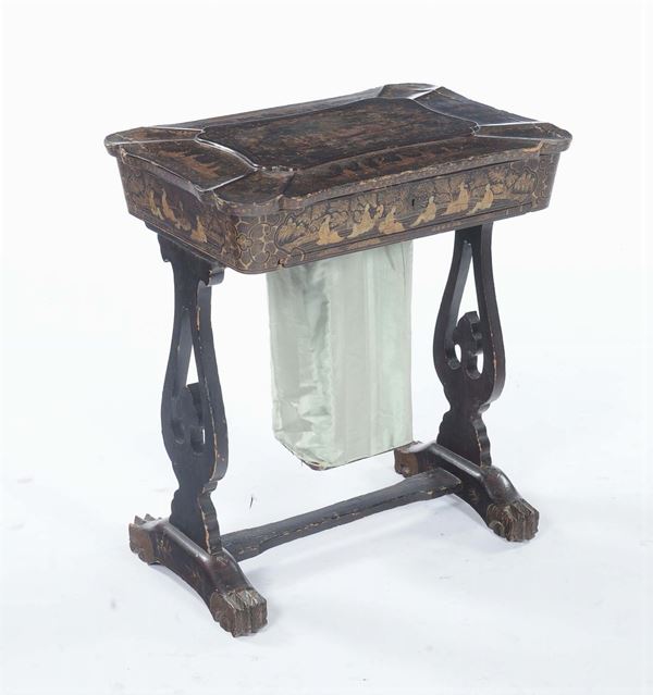 Tavolino da lavoro laccato a chinoiserie, XIX secolo