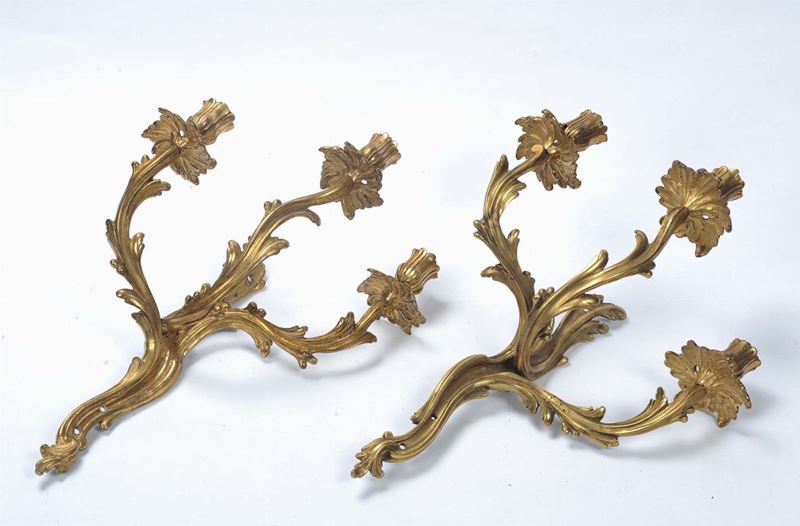 Coppia di appliques in bronzo dorato a tre fiamme, XIX secolo  - Asta Antiquariato e Dipinti Antichi - II - Cambi Casa d'Aste