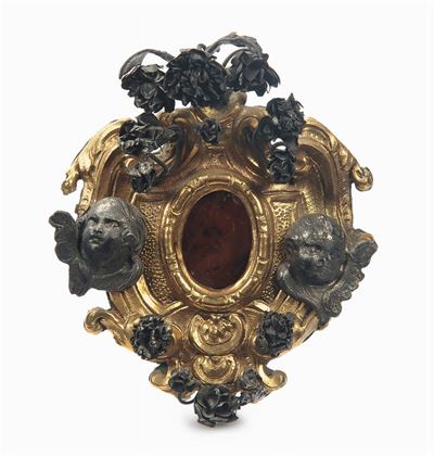 Piccola Cornice Porta Reliquie in Bronzo Dorato con Due Teste di Putti, XVIII Secolo
