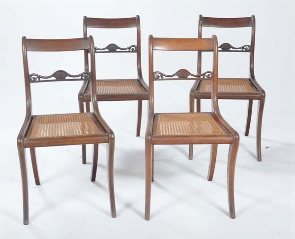Quattro sedie in mogano con schienale arcuato