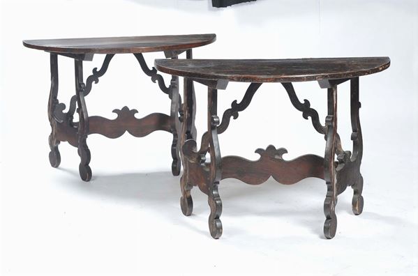 Coppia di mezzi tavoli in noce, XVIII secolo