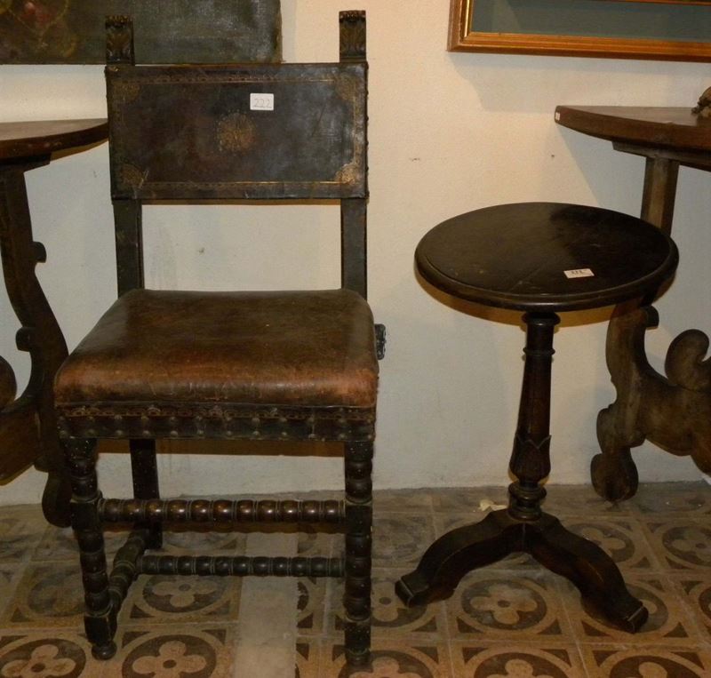 Insieme di sedia con schienale a colonnine e seduta in pelle e tavolino circolare  - Auction An important Genoese Heritage - I - Cambi Casa d'Aste