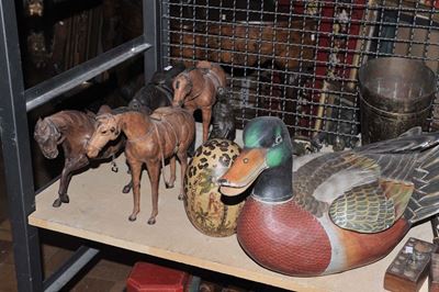 Insieme di Papera e Quattro Cavalli in Cartapesta e Legno