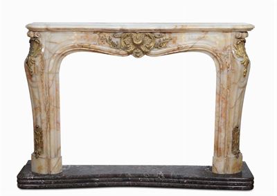 Camino in Alabastro Napoleone III con Guarnizioni in Bronzo Dorato al Mercurio, Francia XIX Secol...