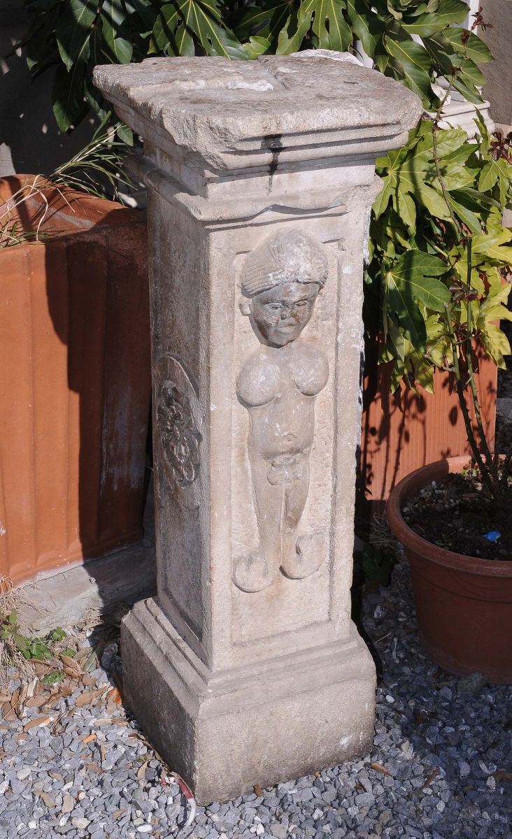 Caposcala da centro in pietra raffigurante bambocci e stemma di famiglia con aquila bifronte  - Auction Antique and Old Masters - II - Cambi Casa d'Aste