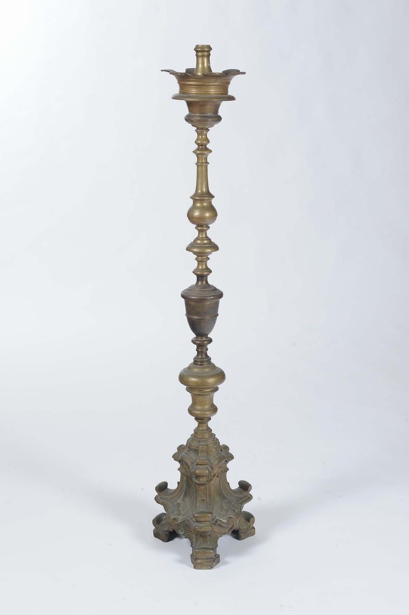 Grande torciera in bronzo brunito, XVII secolo  - Auction Antique and Old Masters - II - Cambi Casa d'Aste