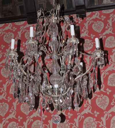 Lampadario a Otto Bracci in Metallo con Pendenti in Cristallo, Stile Luigi XVI