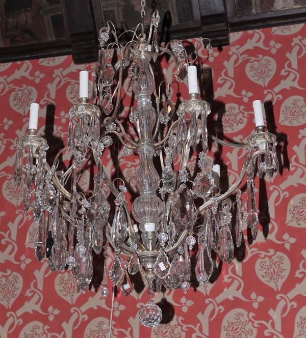 Lampadario a otto bracci in metallo con pendenti in cristallo, stile Luigi XVI