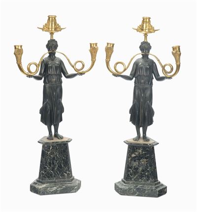 Coppia di Flambeaux a Tre Fiamme con Figure in Bronzo Brunito Stile Impero