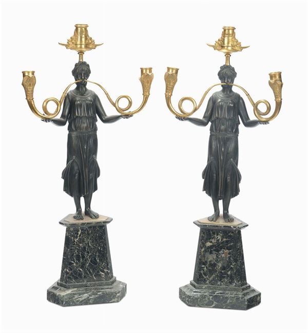 Coppia di flambeaux a tre fiamme con figure in bronzo brunito stile Impero