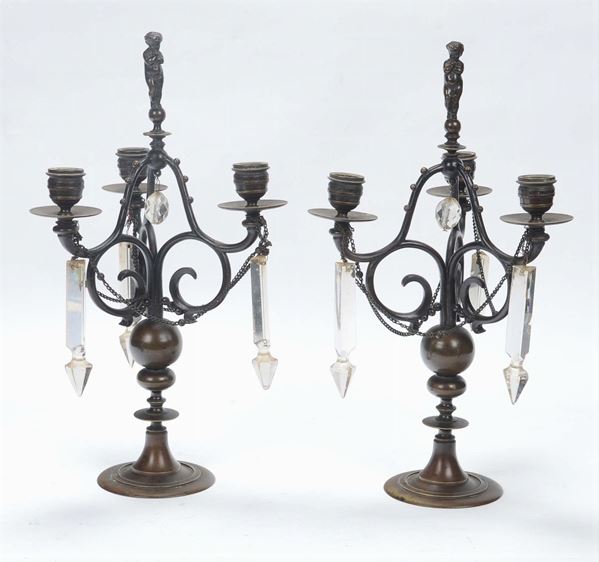 Coppia di candelabri in bronzo brunito a tre fiamme
