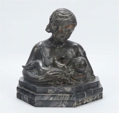 Piccola Scultura in Bronzo Raffigurante Maternità