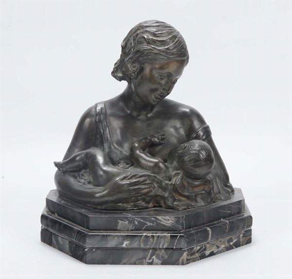 Piccola scultura in bronzo raffigurante maternità