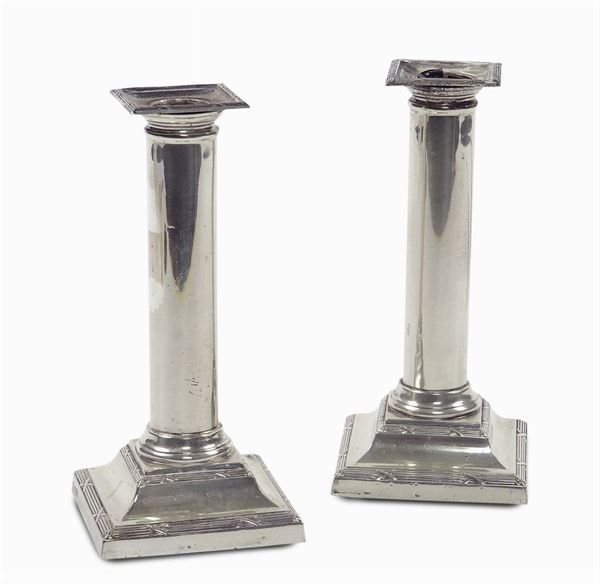 Coppia di candelieri in argento a colonna città di Sheffield 1903