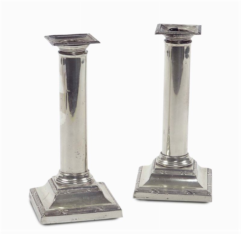 Coppia di candelieri in argento a colonna città di Sheffield 1903  - Asta Antiquariato e Dipinti Antichi - II - Cambi Casa d'Aste