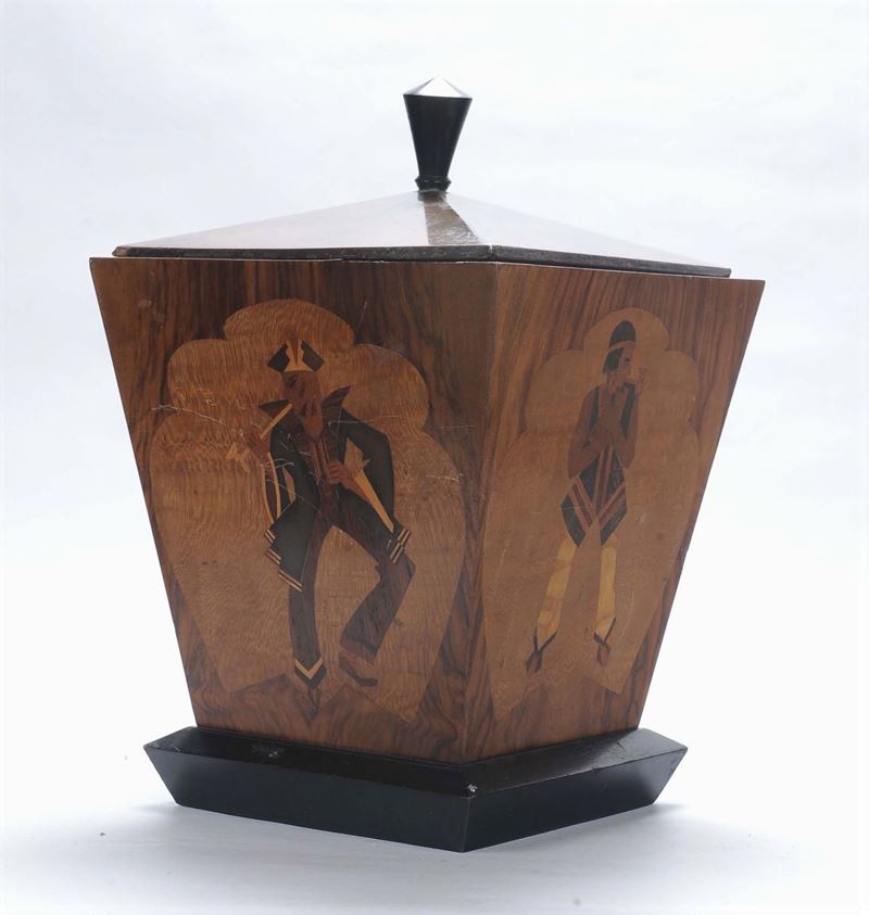 Contenitore in radica con figure intarsiate sui lati, anni 40  - Auction Antique and Old Masters - II - Cambi Casa d'Aste