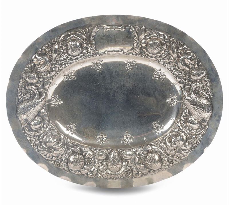Vassoio in argento sbalzato, Svezia 1914 argentiere C.G. Hallberg  - Auction Silver, Ancient and Contemporary Jewels - Cambi Casa d'Aste