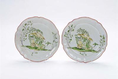 Coppia di Piatti in Maiolica con Decoro a Cineserie, Inizi XX Secolo