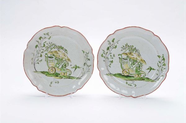 Coppia di piatti in maiolica con decoro a cineserie, inizi XX secolo