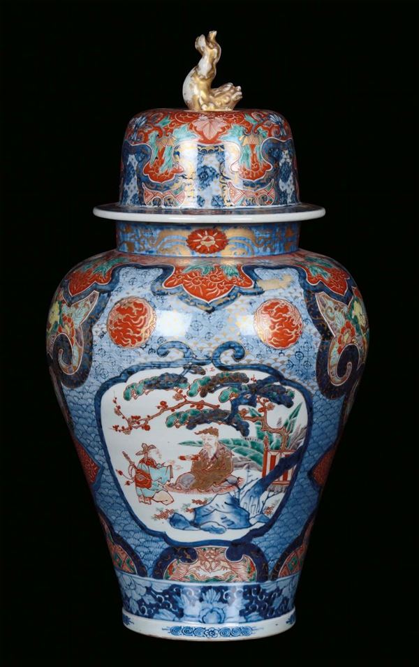 Potiche in ceramica dipinta con personaggi e draghi, Giappone XIX secolo