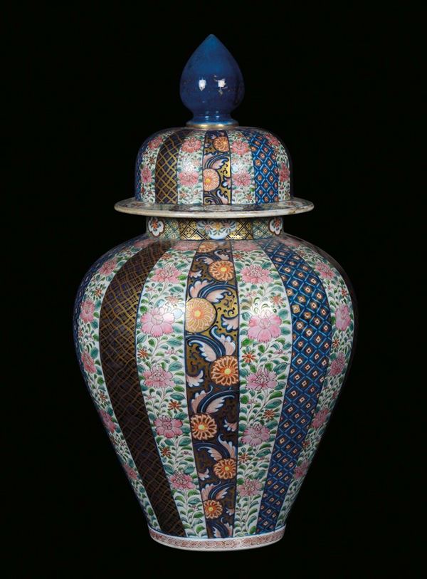 Potiche in porcellana dipinta a motivi floreali e oro, Cina inizio del XIX secolo